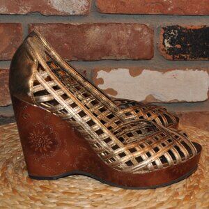 BCBG BCBGirls Woven Gold Leather Peep Toe Wooden Platform Wedge Sandal Shoe 7.5